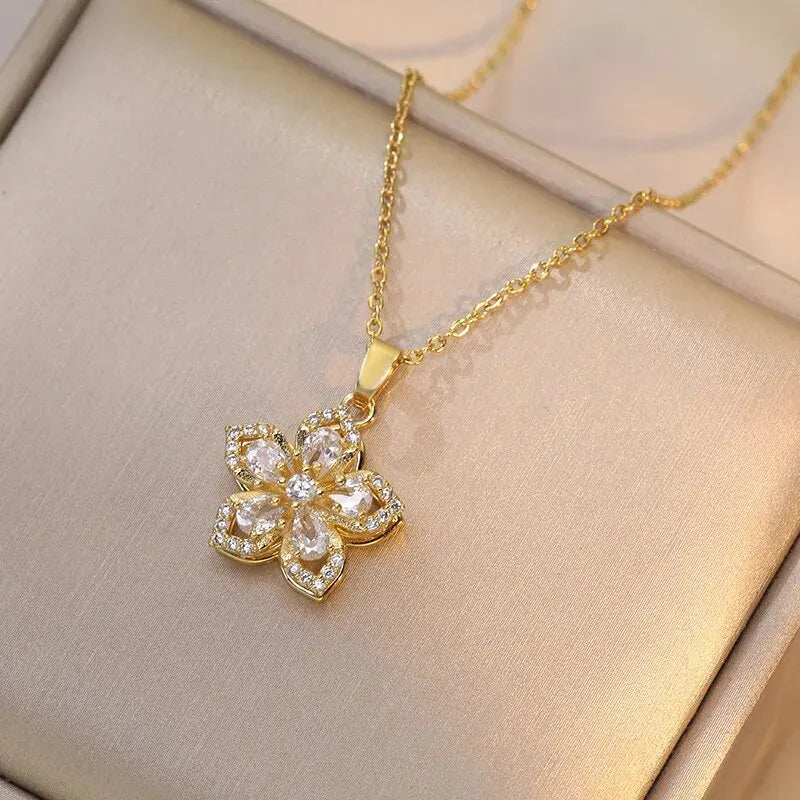 Spin Flower Necklace | LUCA