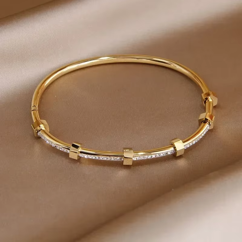Sparkling Golden Bracelet | CHIC